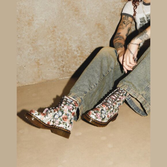 NWT Dr. Martens Leather Boots - Picture 8 of 9